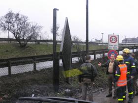 Torfl&uuml;gel h&auml;ngt auf der Leitplanke einer BAB-Auffahrt